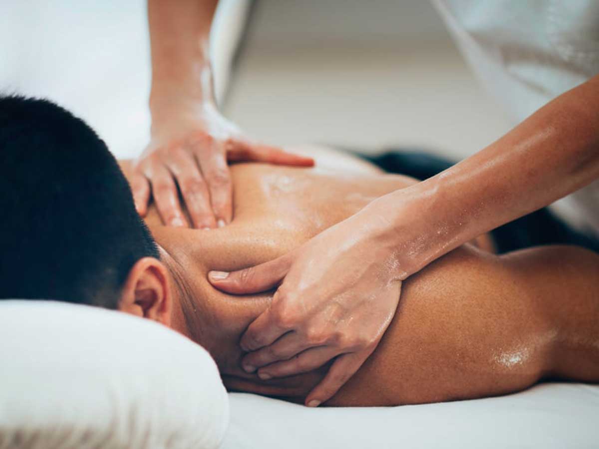 Massageteknik med hårdere og dybere tryk i muskulaturen