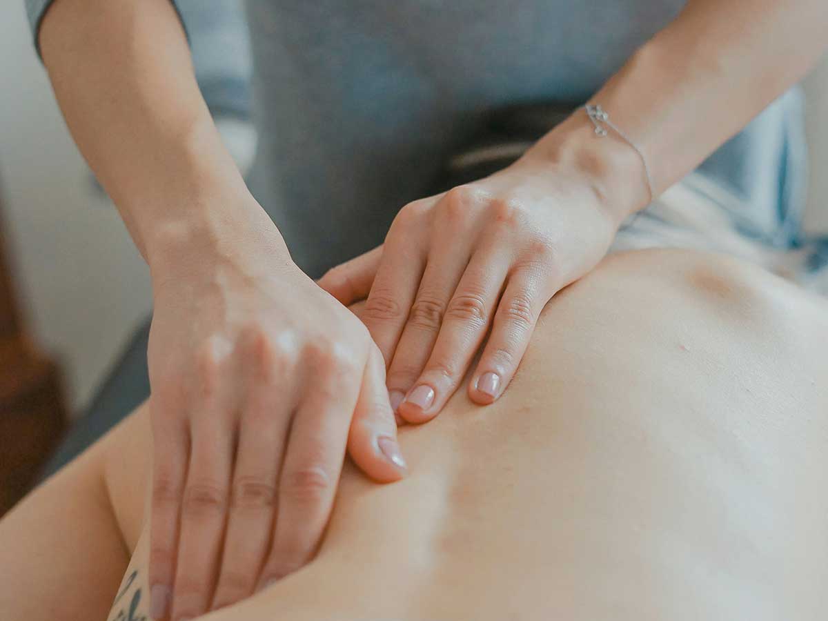 Behandling udført af en massageelev under uddannelse